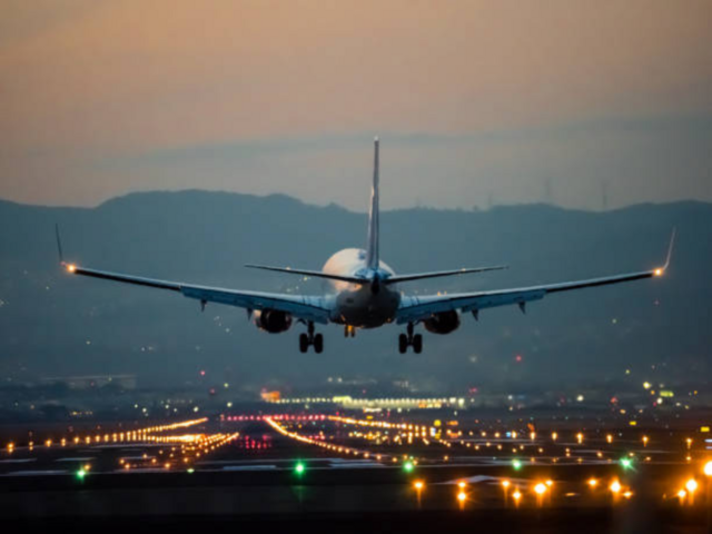 Airport by Night - Ausgebucht