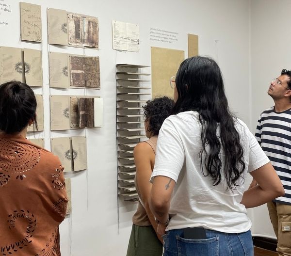 Exposición: Solo tenías que darme la mano